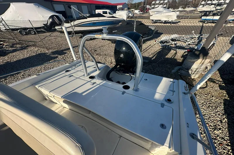 Slide: The Image of Boston Whaler 180 DAUNTLESS 2019 - 3