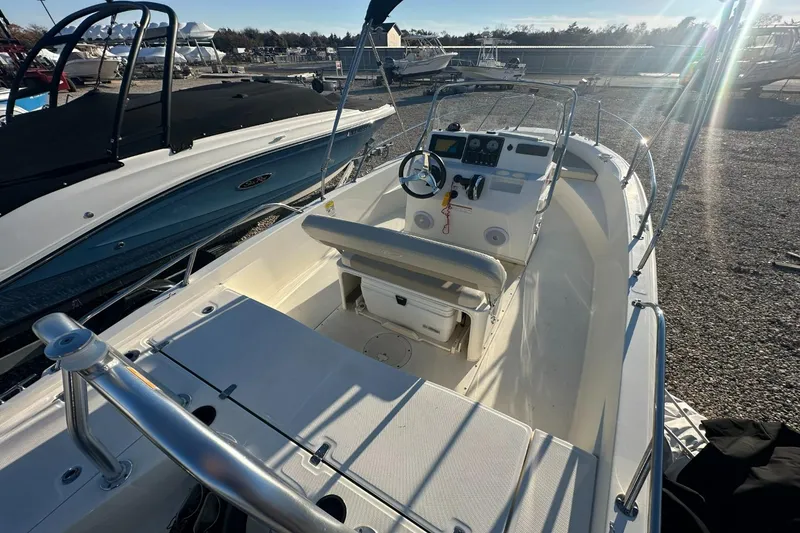 Slide: The Image of Boston Whaler 180 DAUNTLESS 2019 - 5