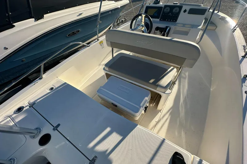 Slide: The Image of Boston Whaler 180 DAUNTLESS 2019 - 6
