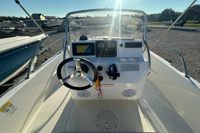 Slide: The Image of Boston Whaler 180 DAUNTLESS 2019 - 8