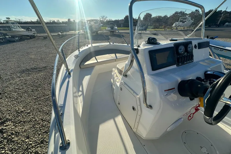 Slide: The Image of Boston Whaler 180 DAUNTLESS 2019 - 9