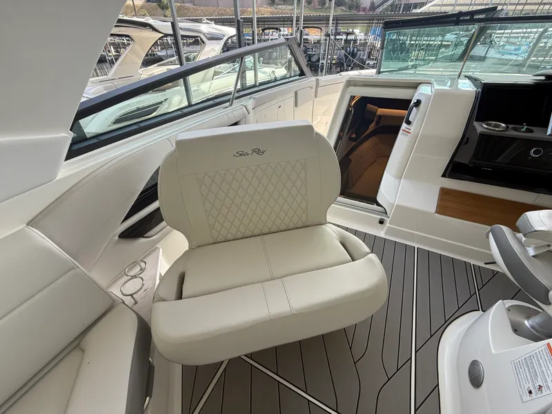 Slide: The Image of Sea Ray SLX 400 2026 - 17