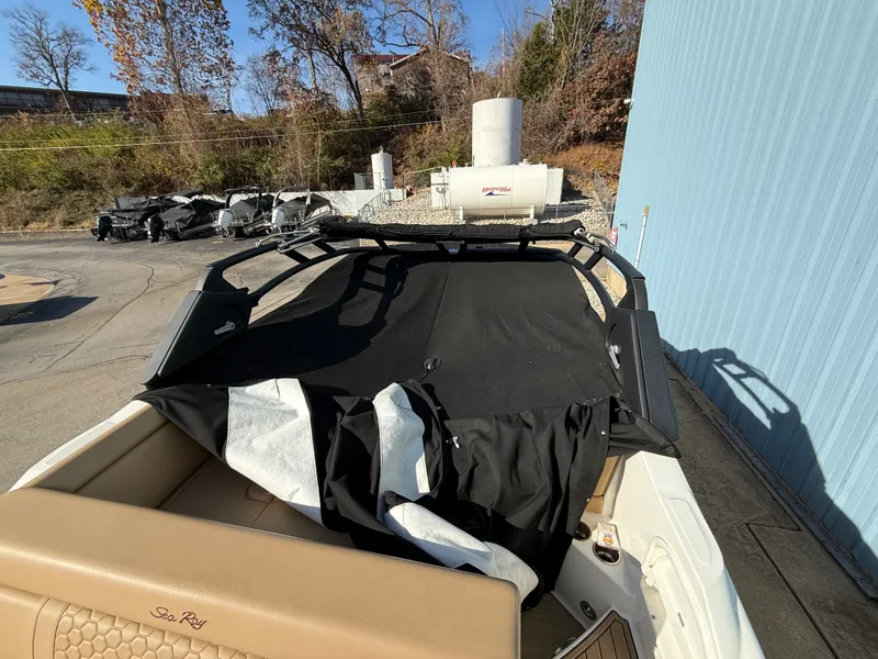 Slide: The Image of Sea Ray 270 SD 2023 - 15