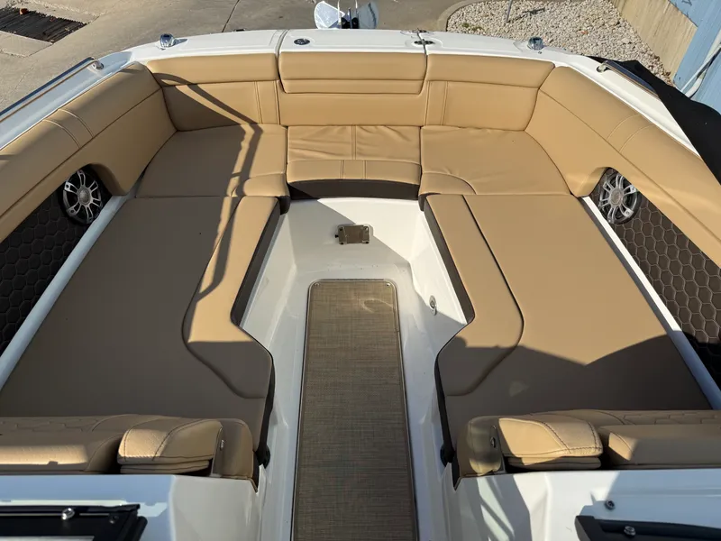 Slide: The Image of Sea Ray 270 SD 2023 - 17