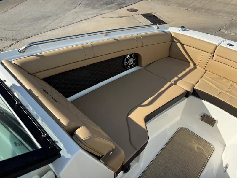 Slide: The Image of Sea Ray 270 SD 2023 - 18