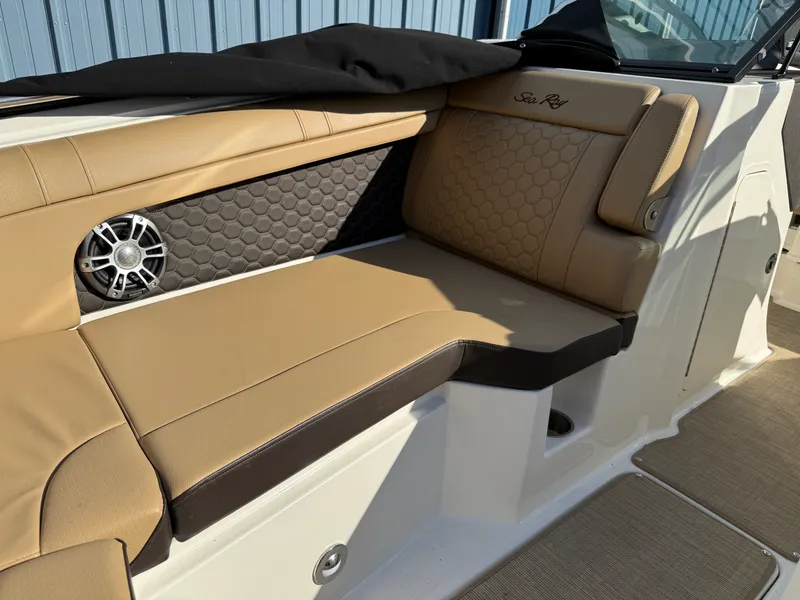 Slide: The Image of Sea Ray 270 SD 2023 - 21