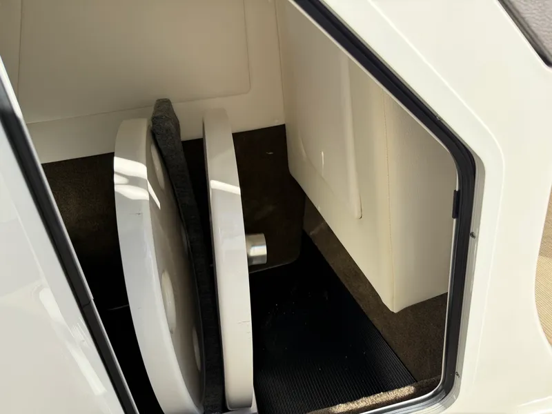 Slide: The Image of Sea Ray 270 SD 2023 - 23