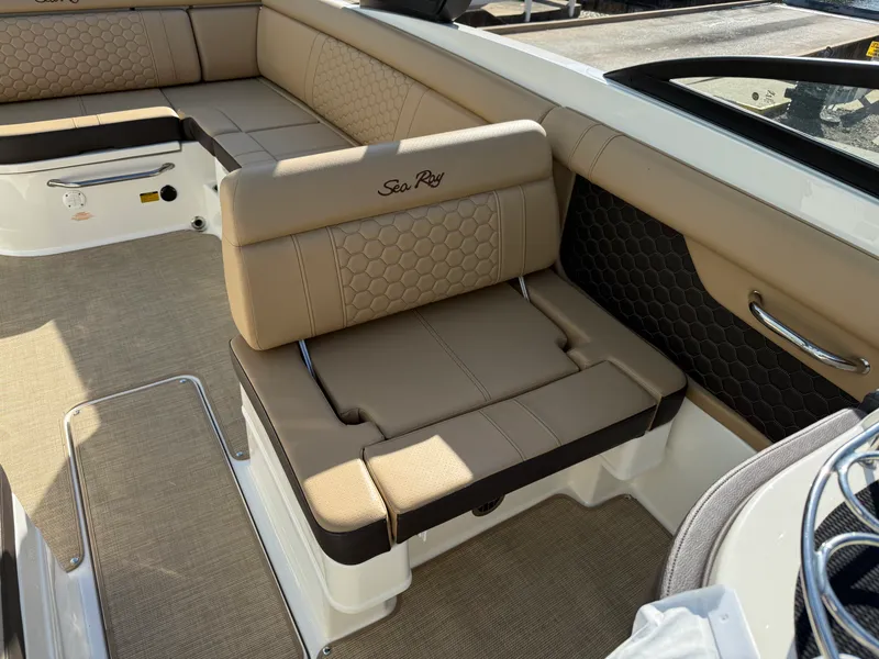 Slide: The Image of Sea Ray 270 SD 2023 - 26