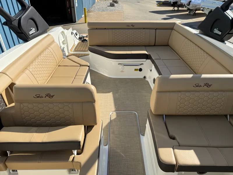 Slide: The Image of Sea Ray 270 SD 2023 - 27