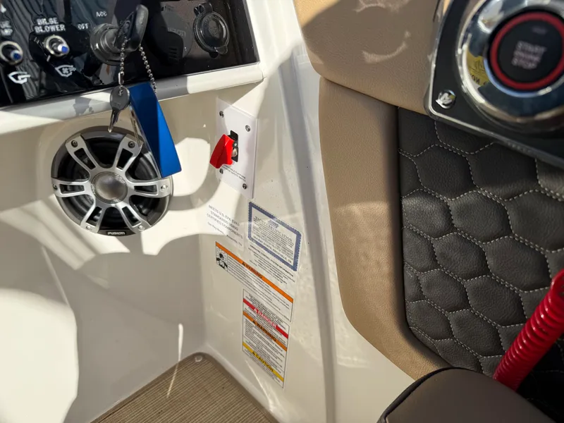 Slide: The Image of Sea Ray 270 SD 2023 - 32