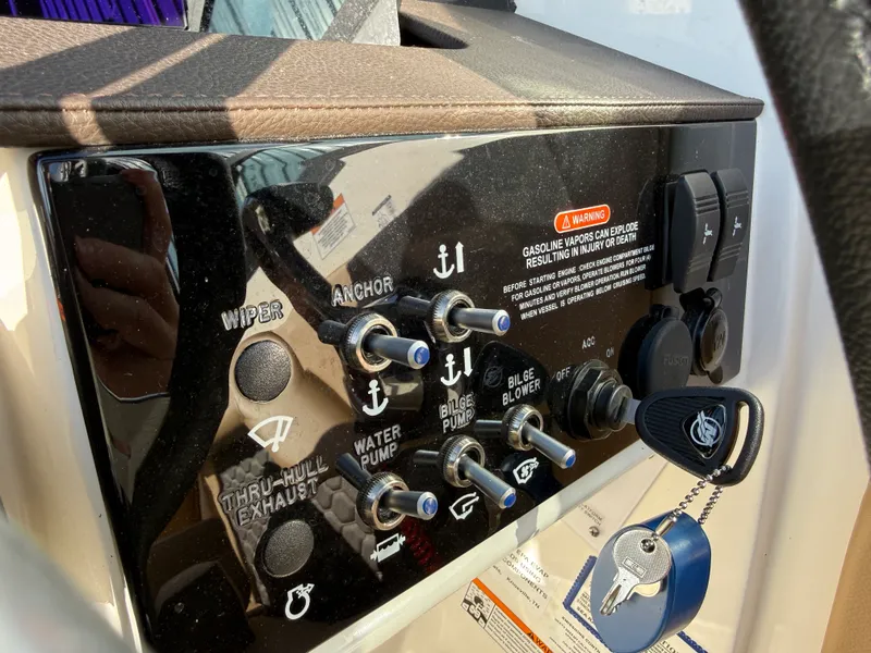 Slide: The Image of Sea Ray 270 SD 2023 - 35