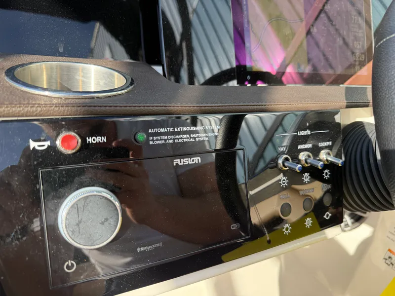 Slide: The Image of Sea Ray 270 SD 2023 - 36