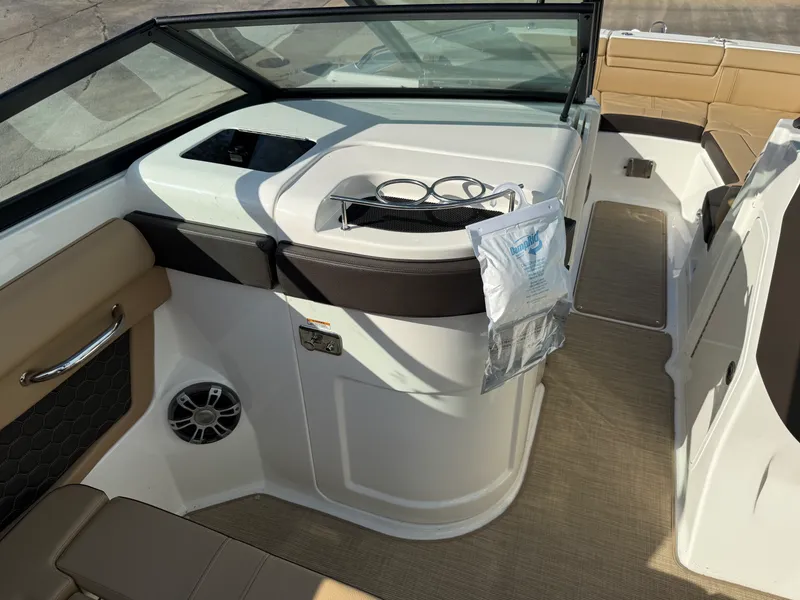 Slide: The Image of Sea Ray 270 SD 2023 - 37