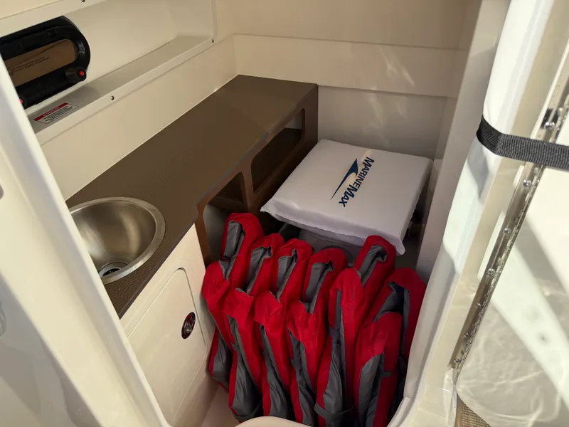 Slide: The Image of Sea Ray 270 SD 2023 - 38