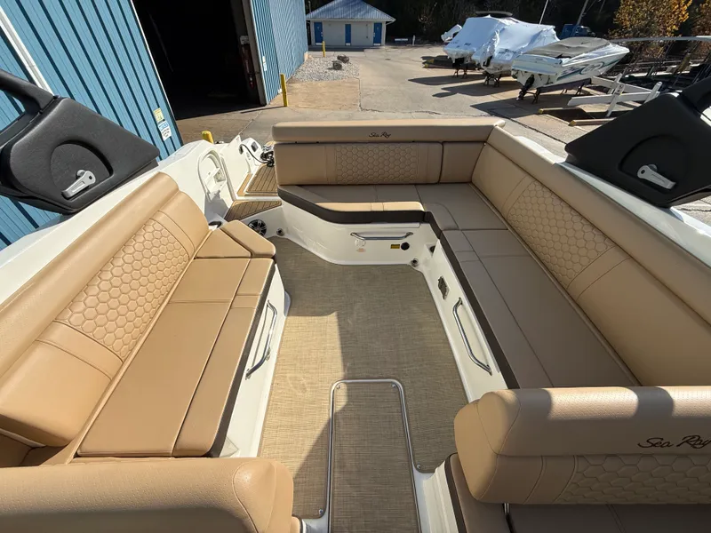 Slide: The Image of Sea Ray 270 SD 2023 - 39