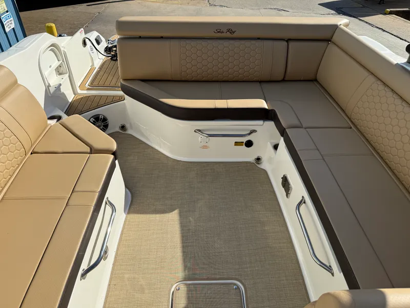 Slide: The Image of Sea Ray 270 SD 2023 - 40