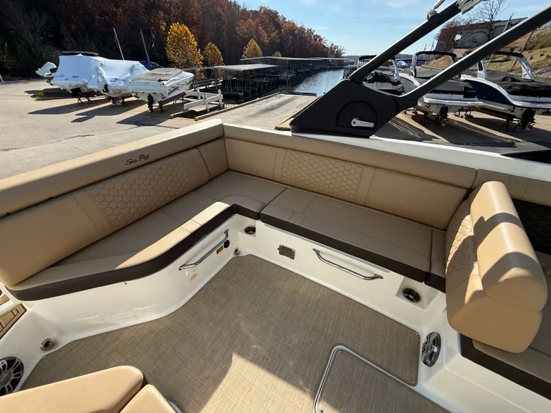 Slide: The Image of Sea Ray 270 SD 2023 - 41