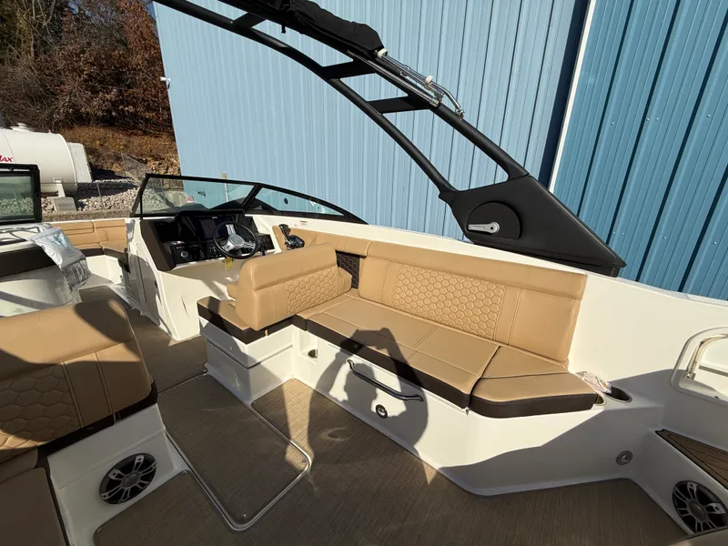 Slide: The Image of Sea Ray 270 SD 2023 - 42