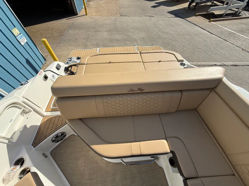Slide: The Image of Sea Ray 270 SD 2023 - 43