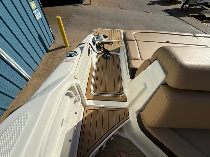 Slide: The Image of Sea Ray 270 SD 2023 - 44