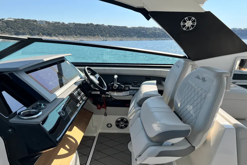 Slide: The Image of Sea Ray 400 SLX 2024 - 31