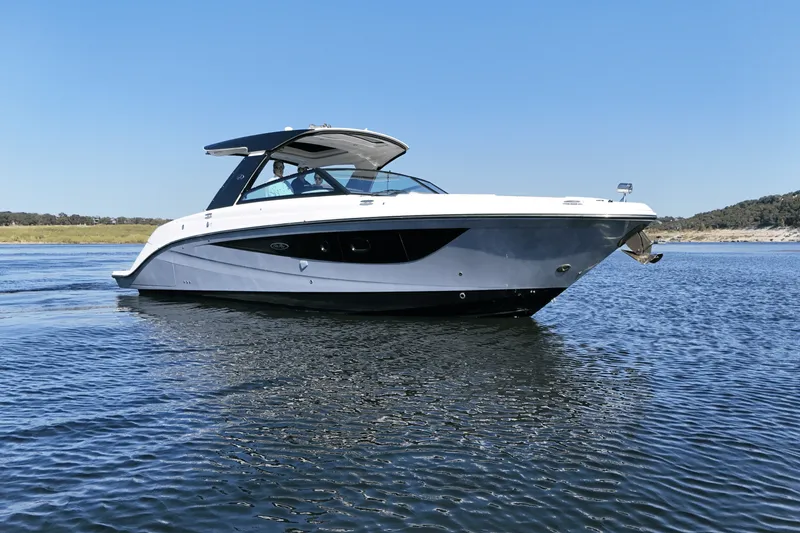 Slide: The Image of Sea Ray 400 SLX 2024 - 10