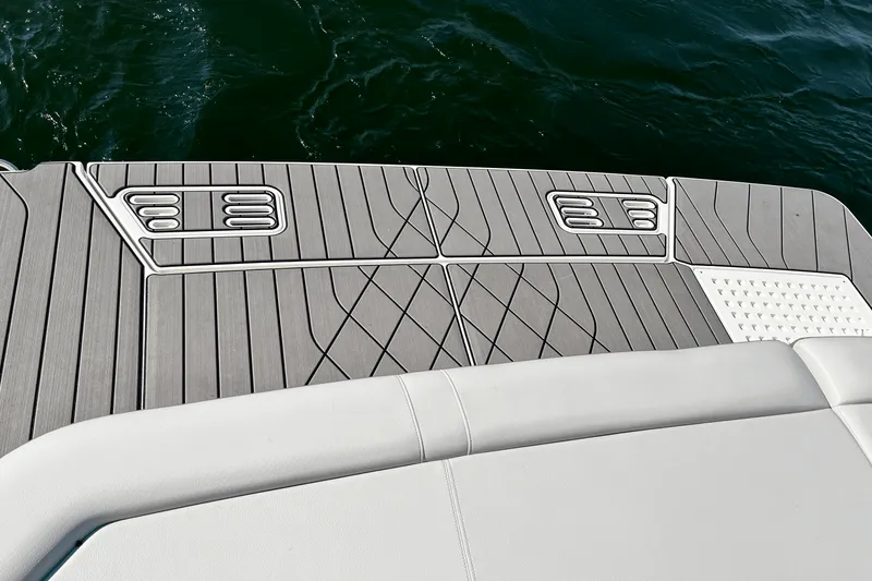 Slide: The Image of Sea Ray 400 SLX 2024 - 13