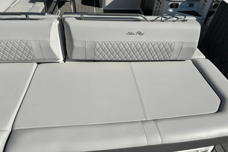 Slide: The Image of Sea Ray 400 SLX 2024 - 14