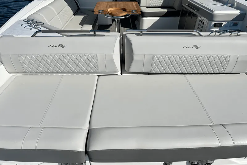 Slide: The Image of Sea Ray 400 SLX 2024 - 15