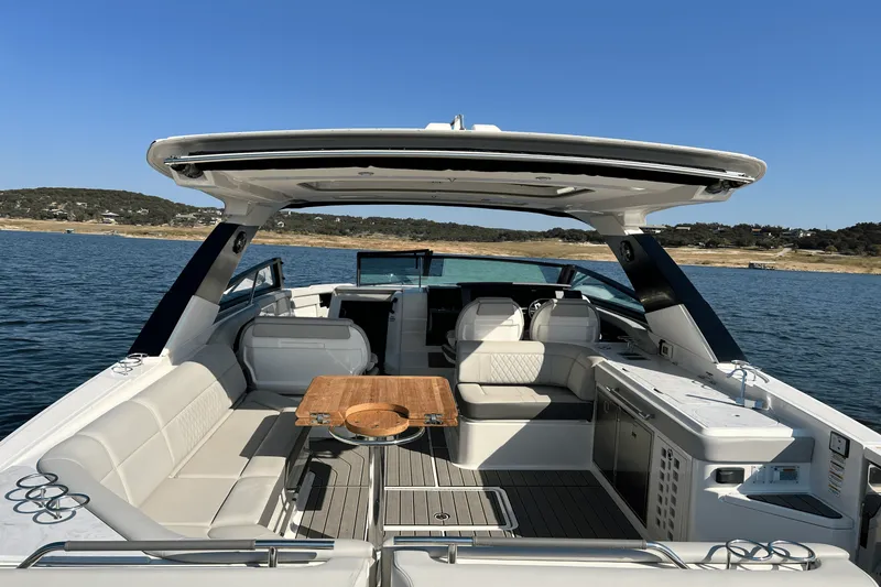 Slide: The Image of Sea Ray 400 SLX 2024 - 16