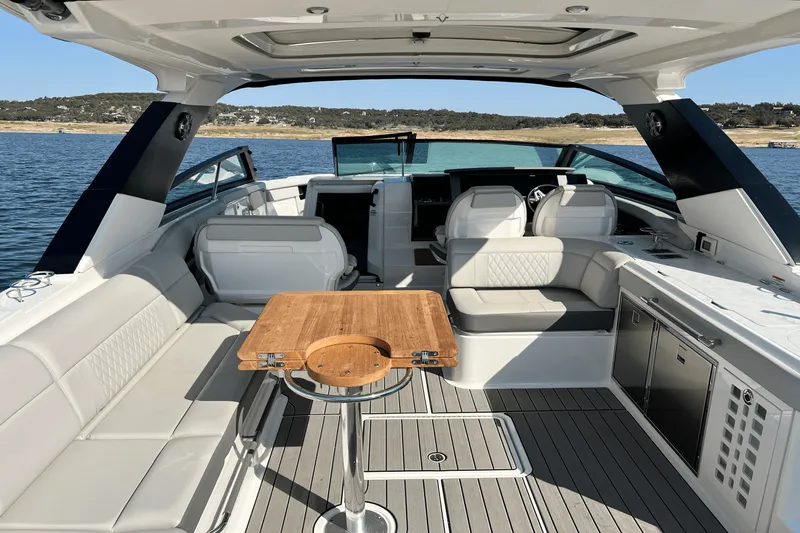 Slide: The Image of Sea Ray 400 SLX 2024 - 17