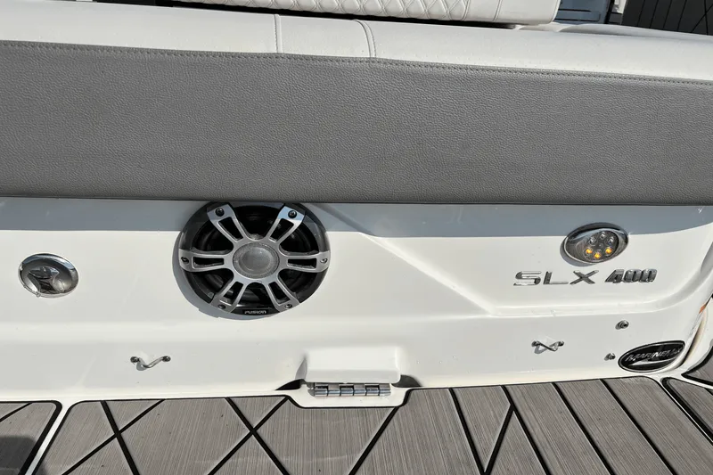 Slide: The Image of Sea Ray 400 SLX 2024 - 18