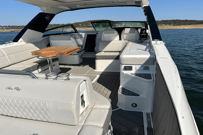 Slide: The Image of Sea Ray 400 SLX 2024 - 19