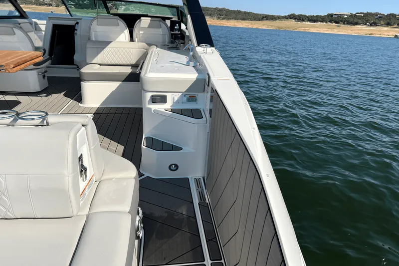 Slide: The Image of Sea Ray 400 SLX 2024 - 20