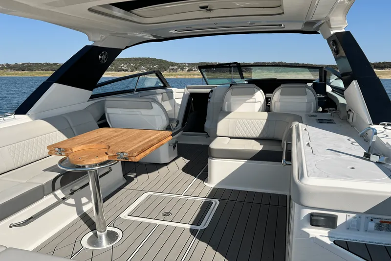 Slide: The Image of Sea Ray 400 SLX 2024 - 21