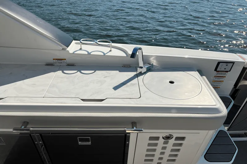 Slide: The Image of Sea Ray 400 SLX 2024 - 22