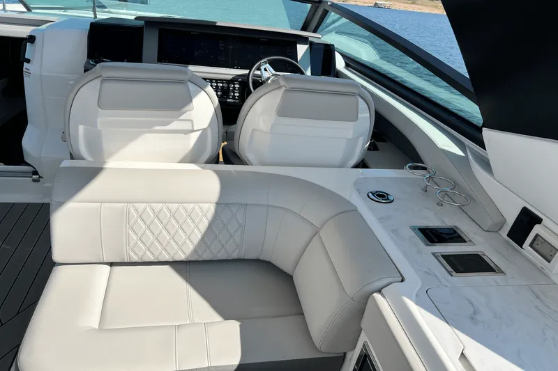 Slide: The Image of Sea Ray 400 SLX 2024 - 23