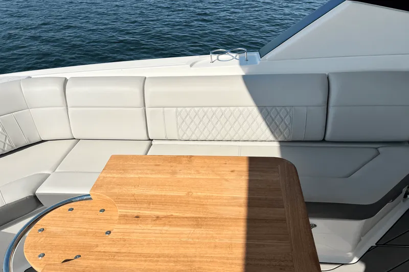 Slide: The Image of Sea Ray 400 SLX 2024 - 24