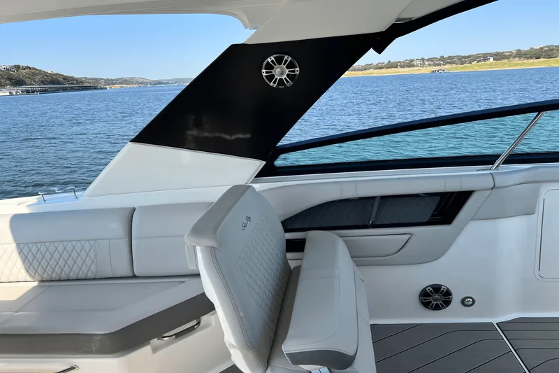 Slide: The Image of Sea Ray 400 SLX 2024 - 36