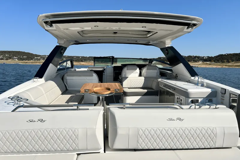 Slide: The Image of Sea Ray 400 SLX 2024 - 29