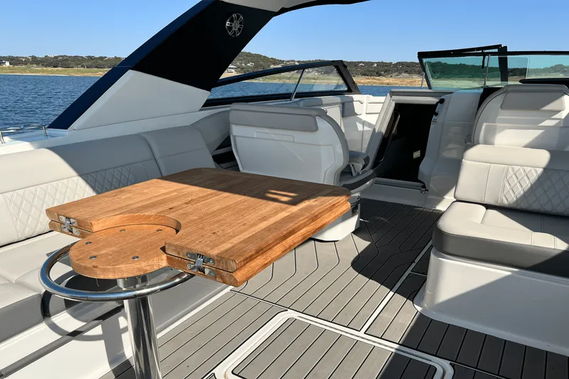 Slide: The Image of Sea Ray 400 SLX 2024 - 30