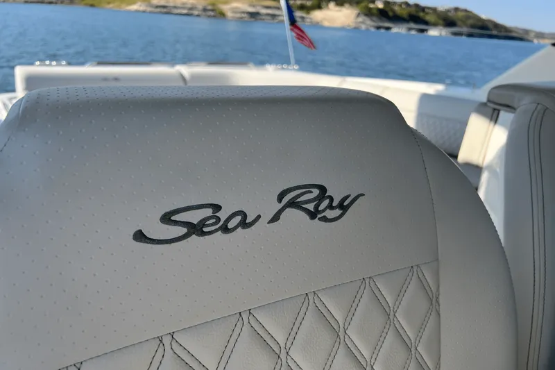 Slide: The Image of Sea Ray 400 SLX 2024 - 35