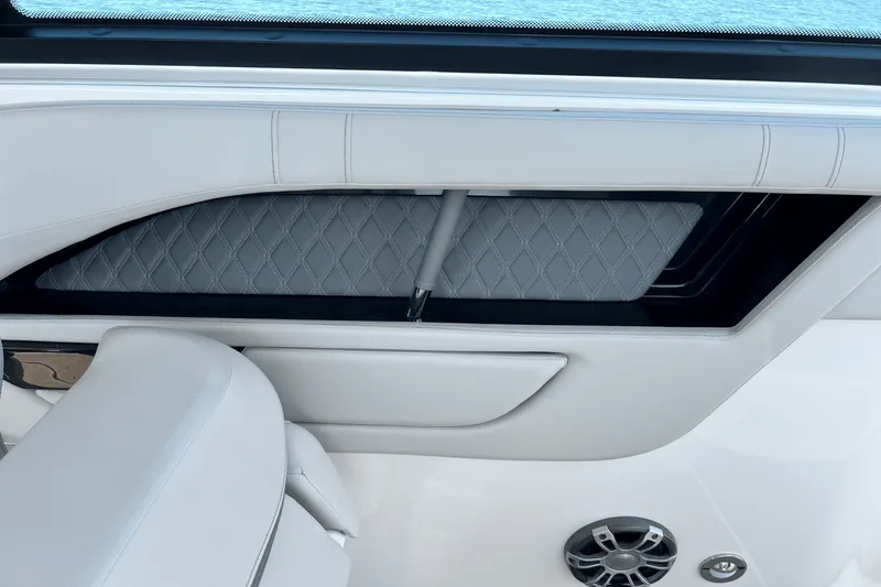 Slide: The Image of Sea Ray 400 SLX 2024 - 38