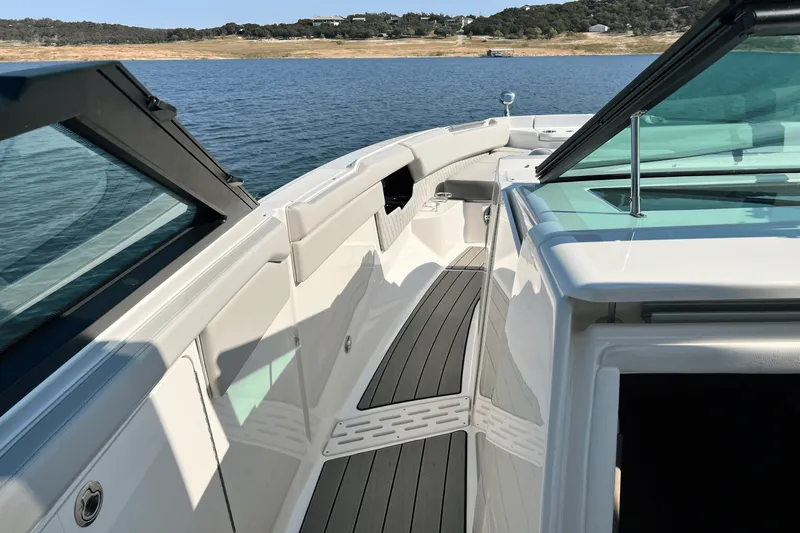 Slide: The Image of Sea Ray 400 SLX 2024 - 41