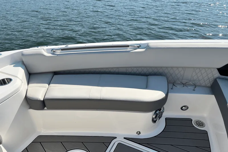 Slide: The Image of Sea Ray 400 SLX 2024 - 44