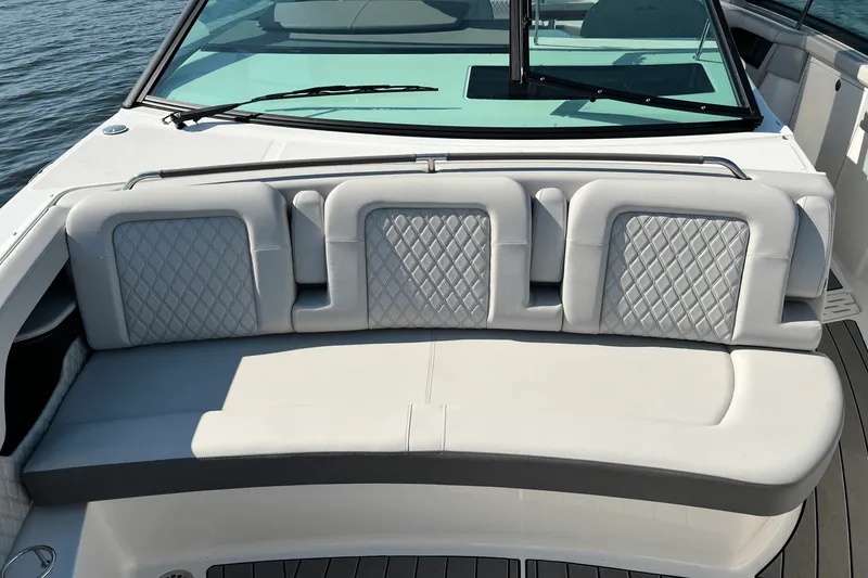 Slide: The Image of Sea Ray 400 SLX 2024 - 47