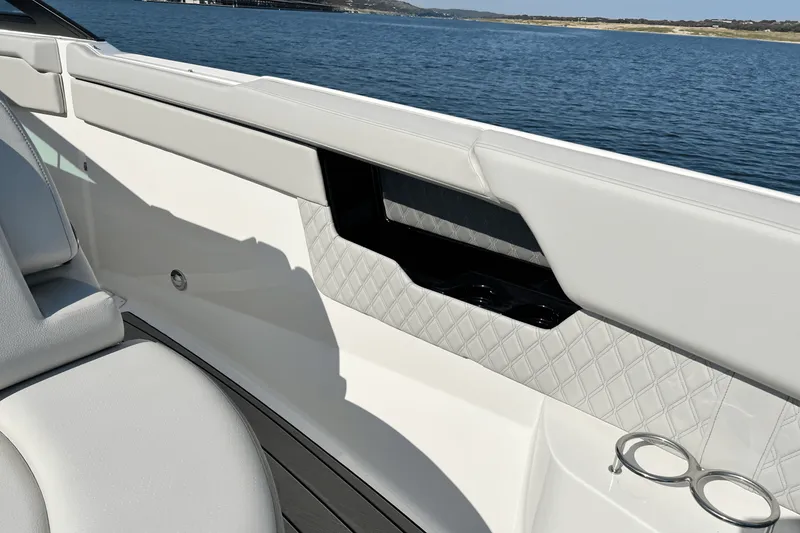 Slide: The Image of Sea Ray 400 SLX 2024 - 48