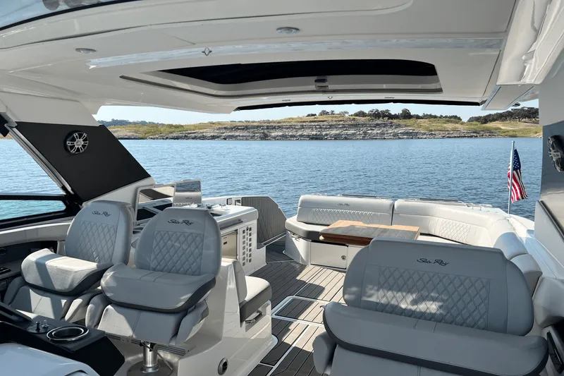 Slide: The Image of Sea Ray 400 SLX 2024 - 51