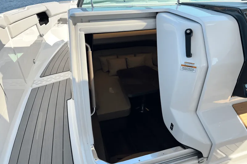 Slide: The Image of Sea Ray 400 SLX 2024 - 56