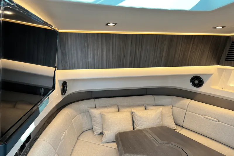 Slide: The Image of Sea Ray 400 SLX 2024 - 59